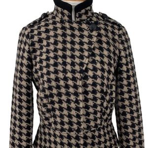 Sharp, Stylish statement wool blend blazer. Fitted seams, collar adjustable.